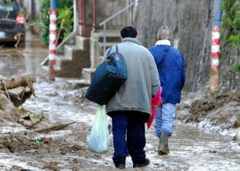 Përmbytja në Siçili: Ujërat e fuqishme shpërndajnë automjete dhe tavolina.