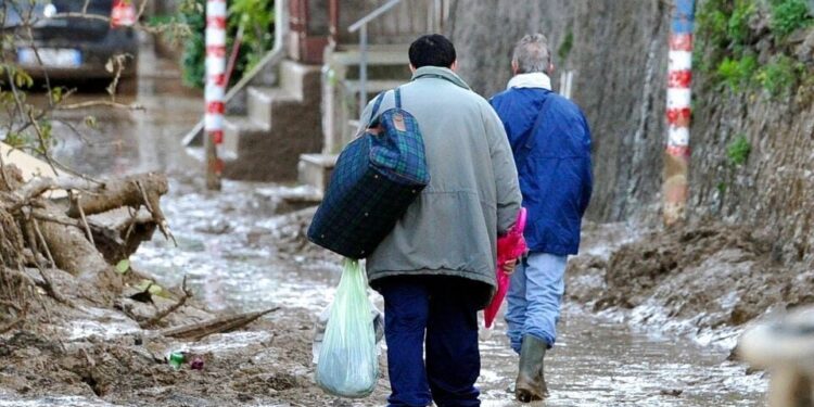 Përmbytja në Siçili: Ujërat e fuqishme shpërndajnë automjete dhe tavolina.