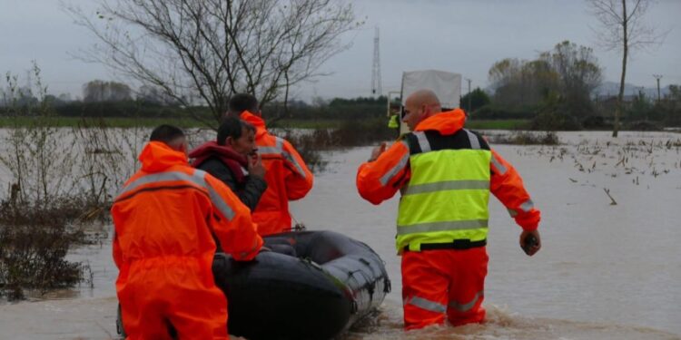 Përmbytje të tokave bujqësore: Lumi Seman doli nga shtrati, shqyrtojmë situatën në qarqet e vendit.