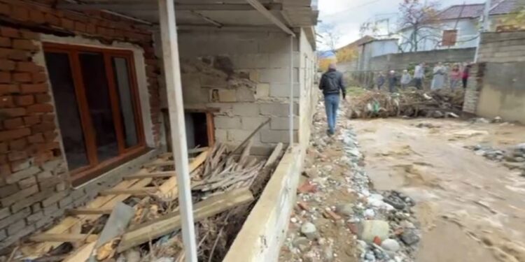 Përmbytjet në Pogradec, dy apartamente pësojnë dëmtime të pjesshme/ Familjarët kërkojnë ndihmë për strehim të menjëhershëm