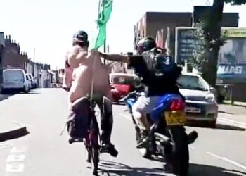 Përplasje e çuditshme: Çiklisti i zhveshur goditet me grusht dhe bie në asfalt