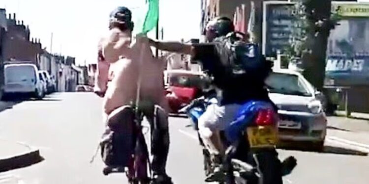 Përplasje e çuditshme: Çiklisti i zhveshur goditet me grusht dhe bie në asfalt