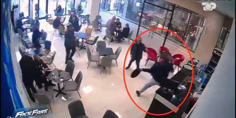 Personi me probleme mendore sulmon me levë në mes të ditës, krijon panik në komunitet. Institucionet: S’ka qendra për ndihmë.