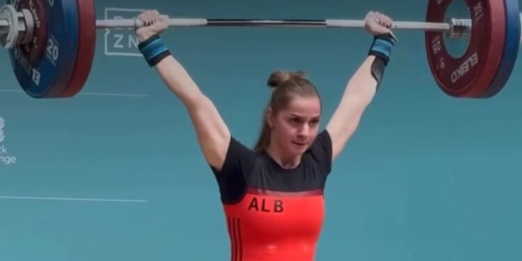 Peshëngritje: Enkileda Carja realizon dy rekorde botërore në konkurrencën për të reja