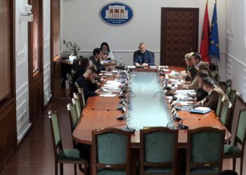 Pezullimi kalon pa zhurmë: PS dhe PD lënë jashtë debatit çështjen e zv.kryeministres në Kuvend