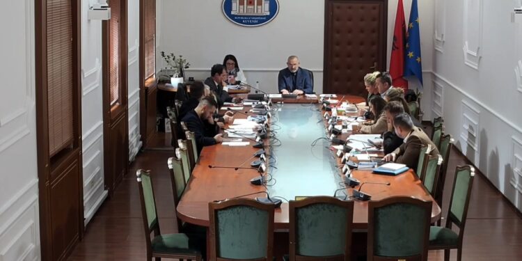 Pezullimi kalon pa zhurmë: PS dhe PD lënë jashtë debatit çështjen e zv.kryeministres në Kuvend
