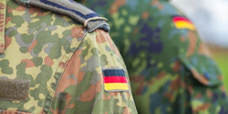 "Pini marijuanë", lideri i së majtës në Gjermani jep këshilla për të rinjtë mbi shmangien e shërbimit ushtarak.