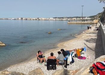 Plazhi në Vlorë në Nëntor: Qytetarët po shijojnë detin dhe diellin ndërsa moti mbetet i ngrohtë.
