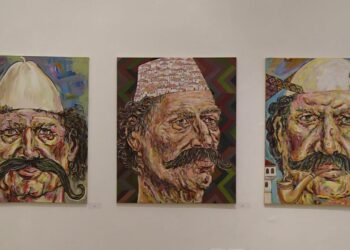 Plisi, qeleshja dhe qylafi: Ekspozita e artistit Karaj në Galerinë e Arteve paraqet të gjitha format e tyre.