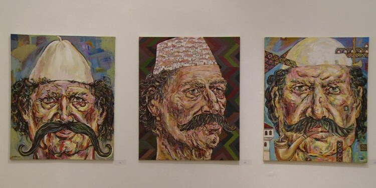 Plisi, qeleshja dhe qylafi: Ekspozita e artistit Karaj në Galerinë e Arteve paraqet të gjitha format e tyre.