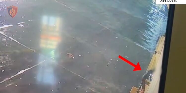 Policia arreston 27-vjeçarin pas zbulimit të shumave të mëdha parash dhe objekteve me vlerë në bizneset e Shijakut.