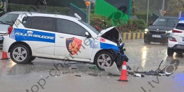 Policia përfshihet në aksident me "Benz"-in në Fier-Patos, tre të lënduar përfshirë dy efektivë.