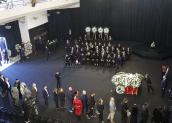 Politikani i persekutuar në demokraci: Gramoz Ruçi i jep lamtumirën e fundit Nanos, pas dorëheqjes në zgjedhjet e para të humbura.