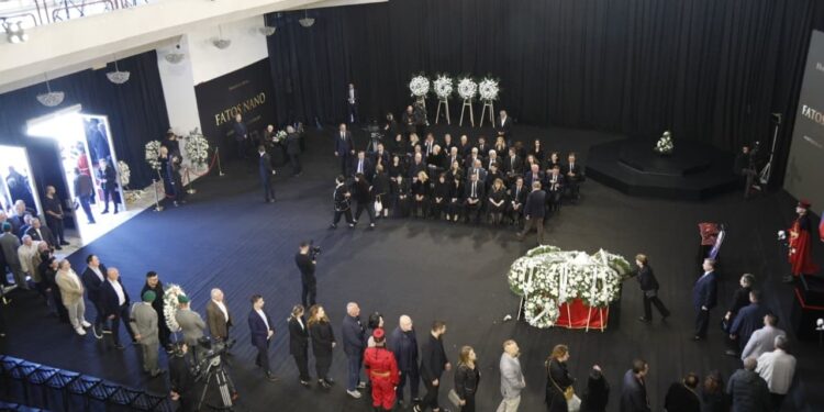 Politikani i persekutuar në demokraci: Gramoz Ruçi i jep lamtumirën e fundit Nanos, pas dorëheqjes në zgjedhjet e para të humbura.