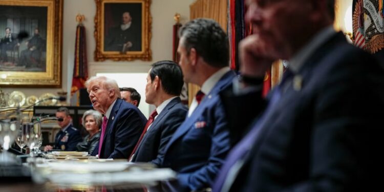 Presidenti i SHBA-së gati të shkarkojë këshilltarin për Sigurinë pas përplasjes me besuese të Trump dhe Chris LaCivita gjatë fushatës së 2024.