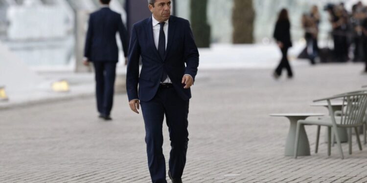 Presidenti i rajonit të Valencias jep dorëheqjen pasi akuzohet për keqmenaxhim të përmbytjeve vdekjeprurëse të vitit të kaluar