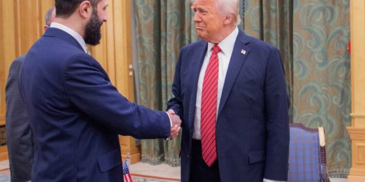 Presidenti i ri sirian, që udhëhoqi rebelët në rrëzimin e regjimit të al-Assad, pritet në Shtëpinë e Bardhë nga Trump – Takimi i parë mes dy vendeve pas 25 vitesh.