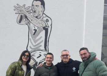 Prindirët e Manajt pranë murales që i është kushtuar atij pas golit ndaj Serbisë