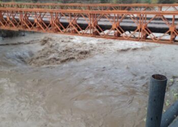 Probleme të rënda në Gramsh, shi i forte dëmton anën e urës së Shëmrizës.