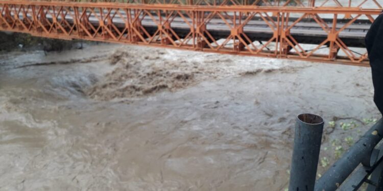 Probleme të rënda në Gramsh, shi i forte dëmton anën e urës së Shëmrizës.