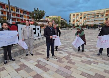 Problemet me ujësjellësin në Fier, aktivistët dhe qytetarët protestojnë