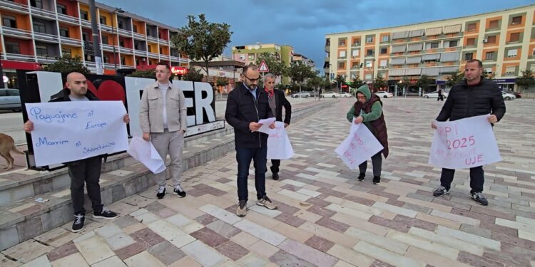 Problemet me ujësjellësin në Fier, aktivistët dhe qytetarët protestojnë