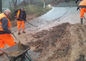 Problemet nga kushtet e këqija të motit në Kukës: Ura që lidh dy fshatra është dëmtuar dhe ka vështirësi me energjinë elektrike.