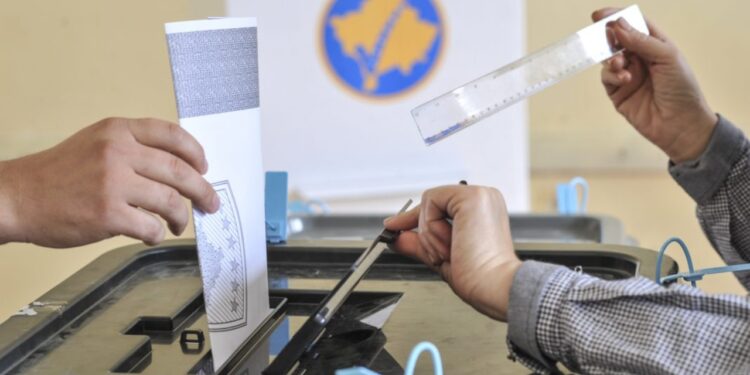 Prokuroria në Mitrovicë Pezullohet Numrimi i Fletëve të Votimit Pas Ankesave për Parregullsi
Mitrovicë, 11 nëntor 2025 – Prokuroria Themelore në Mitrovicë ka njoftuar se ka urdhëruar ndalimin përkohësisht të numërimit të fletëve të votimit në Qendrën Komunale të Numërimit. Kjo masë vjen si pasojë e raportimeve për parregullsi, duke përfshirë ndryshime në numrat serial të disa fletëve votuese, që kanë çuar në ndalimin e votimit nga komisionerët. Janë ngritur gjithashtu akuza për manipulim të mundshëm me fletë votime. Urdhri do të jetë në fuqi deri në marrjen e një përgjigjeje nga operatori që ka shtypur fletë votimet, për të sqaruar nëse kemi të bëjmë me gabime teknike apo me manipulime, pas së cilës do të merren masat e nevojshme.