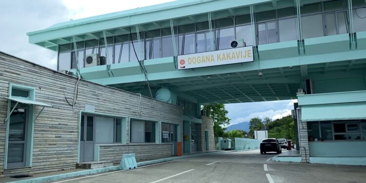 Protesta e fermerëve grekë në Kakavijë, autoritetet shpallin pezullim të punës për 4 orë.