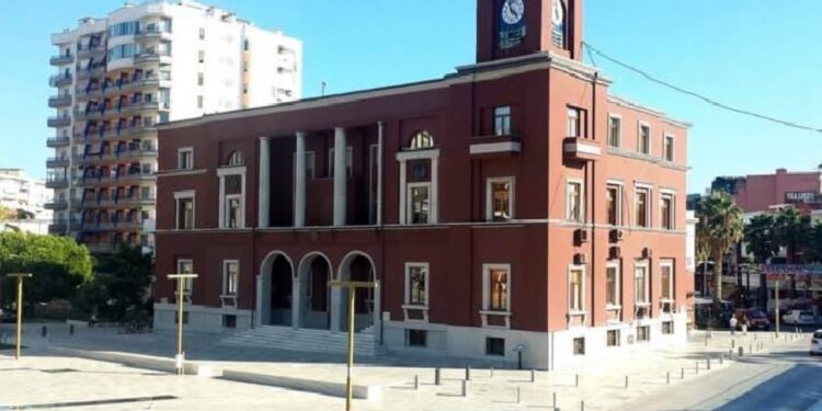 Protesta për shtëpitë në Durrës vazhdon: Banorët e prekur nga projekti TID kërkojnë ndihmën e Këshillit Bashkiak, dhjetëra familje në situatë emergjente.