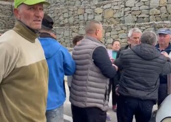 Protestë në Trebijë, banorët e Pogradecit kundërshtojnë bllokimin e rrugës së vjetër që lidh fshatin me qytetin.