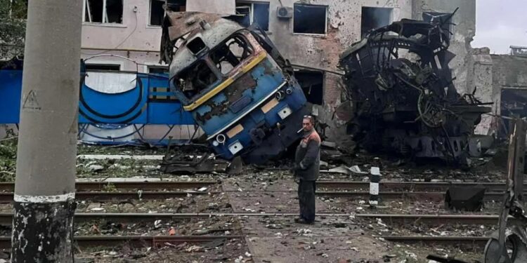 Pse Rusia po sulmon trenat? Atakuar infrastruktura hekurudhore për të bllokuar Ukrainën.