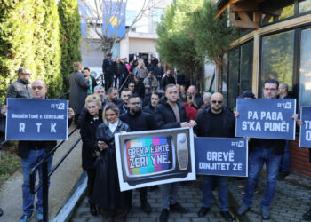 “Punëtorët e RTK-së, pa paga për 24 ditë, shpallin grevë dyorëshe”