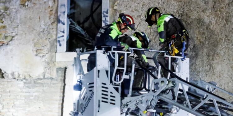 Punëtori humb jetën pas 11 orësh nën rrënojat e kullës së shembur në Romë