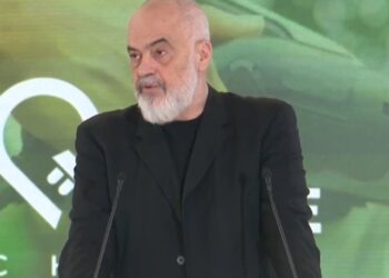 “Punonjësit e OSHEE do të përfitojnë rritje pagash”, njofton kryeministri Rama: Rritje gjithashtu për elektricistët dhe inxhinierët elektrikë.