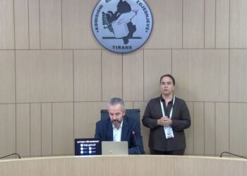 Qendrat e votimit mbyllen në 18:00, Celibashi: Vetëm ata të regjistruar nga Komisioni do të kenë të drejtë të votojnë.