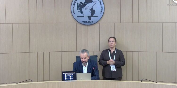 Qendrat e votimit mbyllen në 18:00, Celibashi: Vetëm ata të regjistruar nga Komisioni do të kenë të drejtë të votojnë.