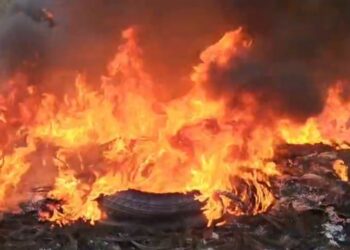 Qindra goma të djegura pranë lumit Luma në Kukës, tym i dendur mbulon zonën, autoritetet nuk janë të pranishme.