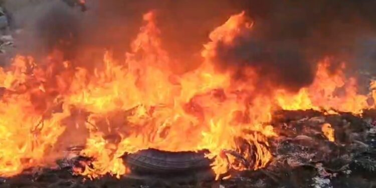 Qindra goma të djegura pranë lumit Luma në Kukës, tym i dendur mbulon zonën, autoritetet nuk janë të pranishme.