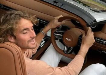 Radarët e shpejtësisë kapin Stefanos Tsitsipas në një shpejtësi prej 210 km/orë, tenisti grek gjobitet dhe i hiqet përkohësisht patenta.