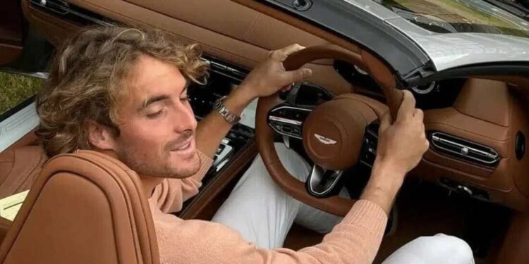 Radarët e shpejtësisë kapin Stefanos Tsitsipas në një shpejtësi prej 210 km/orë, tenisti grek gjobitet dhe i hiqet përkohësisht patenta.