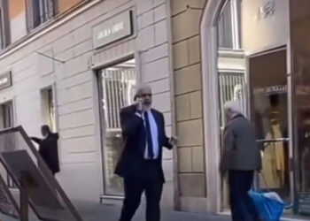 Rama kapet në Romë gjatë një bisedë telefonike të tensionuar.