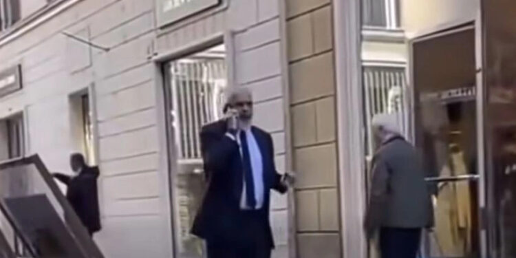 Rama kapet në Romë gjatë një bisedë telefonike të tensionuar.