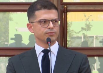 “Rama kërkon dorëheqjen e Pirro Vengut” / Ministri i Mbrojtjes kundërshton deklaratën e Berishës: Nuk shqetësohem për komente të tilla.