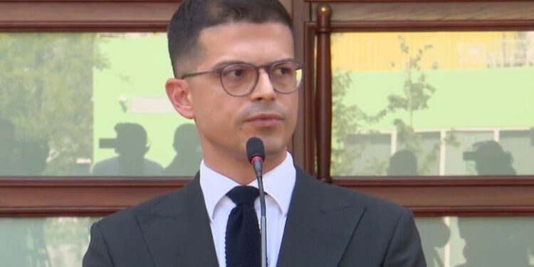 “Rama kërkon dorëheqjen e Pirro Vengut” / Ministri i Mbrojtjes kundërshton deklaratën e Berishës: Nuk shqetësohem për komente të tilla.