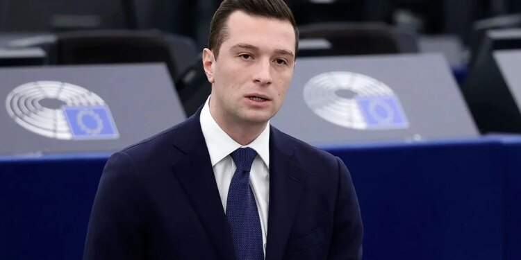 Rezultatet e sondazheve në Francë: Lideri i ekstremit të djathtë në krye të garës presidenciale ndaj konkurrencës tjetër.