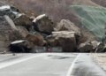 Rrëzimi i shkëmbinjve bllokon rrugën Qukës-Qafë Pllocë, krijohet një bypass provizor për kalimin e automjeteve.
