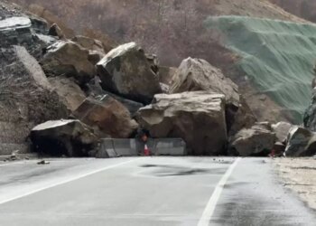 Rrëzimi i shkëmbinjve bllokon rrugën Qukës-Qafë Pllocë, krijohet një bypass provizor për kalimin e automjeteve.