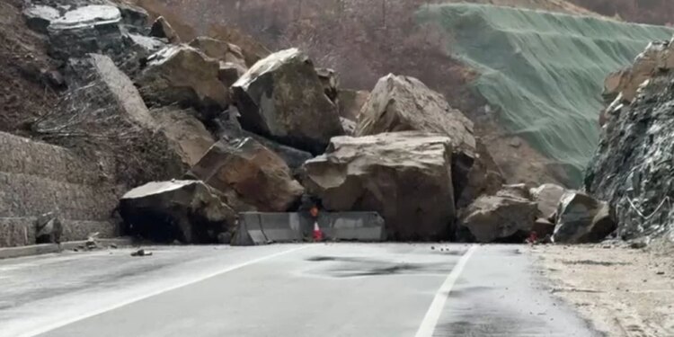 Rrëzimi i shkëmbinjve bllokon rrugën Qukës-Qafë Pllocë, krijohet një bypass provizor për kalimin e automjeteve.