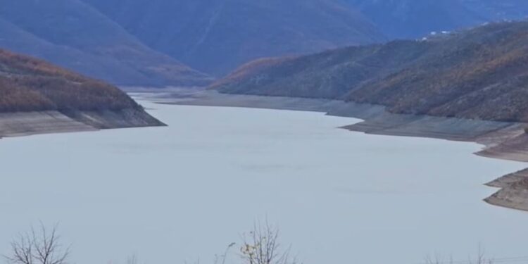 Rriten rezervat e ujit në Drin, reshjet e fundit elevizojnë nivelin ideal në hidrocentralin e Fierzës.